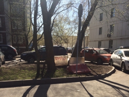 На Свободном проспекте по просьбе жителя привели в порядок территорию двора