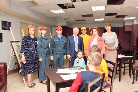 Новогиреевские депутаты и актёры Театра на Перовской в День защиты детей подарили детям праздник