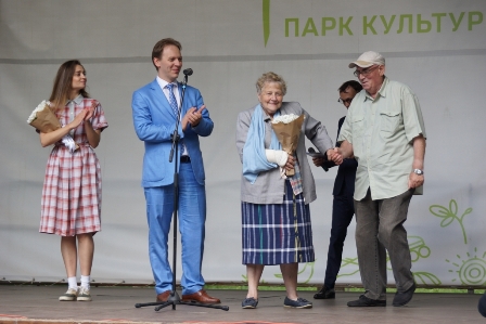 Семейным парам-юбилярам супружеской жизни из Новогиреева вручили цветы в Перовском парке 