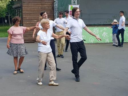 Новогиреевцы серебряного возраста приняли участие в танцевальном фестивале 