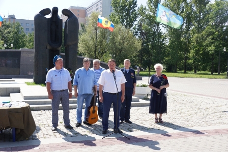 У памятника «Скорбящие матери» десантники отметили 88-ю годовщину ВДВ