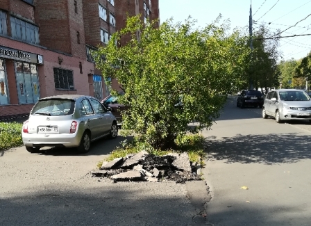 На Зелёном проспекте оперативно убрали с тротуара снятые куски старого асфальта