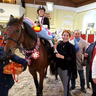 Медики ГКБ им. Мухина вручили победителям Пони-фестиваля специальный приз