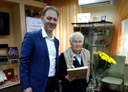 В ТЦСО «Новогиреево» поздравили жительницу района с 98-летием