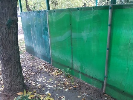 В парке «Русские узоры» починила сломанный навес на детской площадке