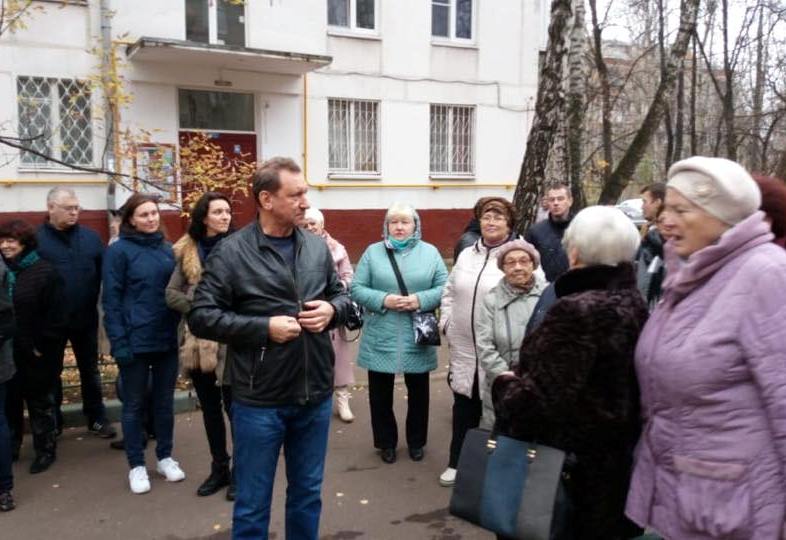 Глава управы и новогиреевцы в ходе обхода района договорились о решении проблем 