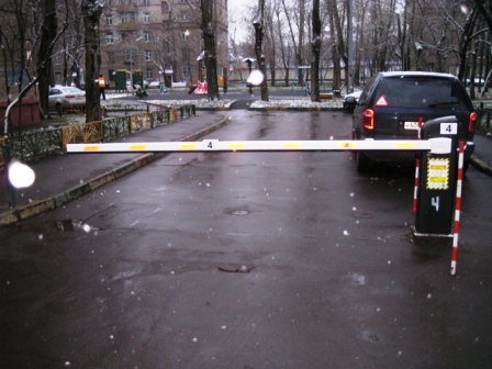 Жители домов на Свободном и Зелёном проспектах решили закрыть въезд во двор шлагбаумом