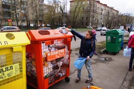 Новогиреевцы активно пользуются контейнерами для раздельного сбора ТБО