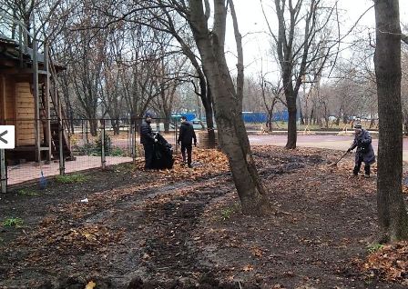 Прихожане храма святого Владимира продолжают приводить в порядок прилегающую территорию 