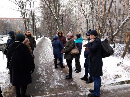 Во время обхода улиц района глава управы напомнил о рациональном применении реагентов