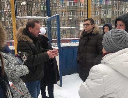 Глава управы во время обхода оперативно решил сразу несколько проблем